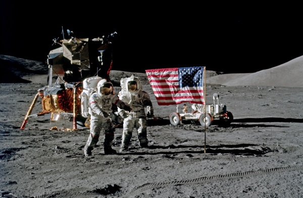 600px-AS17-Flag_shots